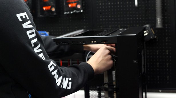 Evolve Gaming medewerker bouwt